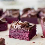 Veganische Rote-Bete-Brownies mit Schokoladen-Avocado-Glasur auf einem Teller