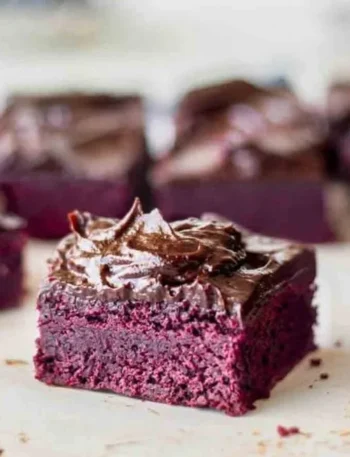 Veganische Rote-Bete-Brownies mit Schokoladen-Avocado-Glasur auf einem Teller