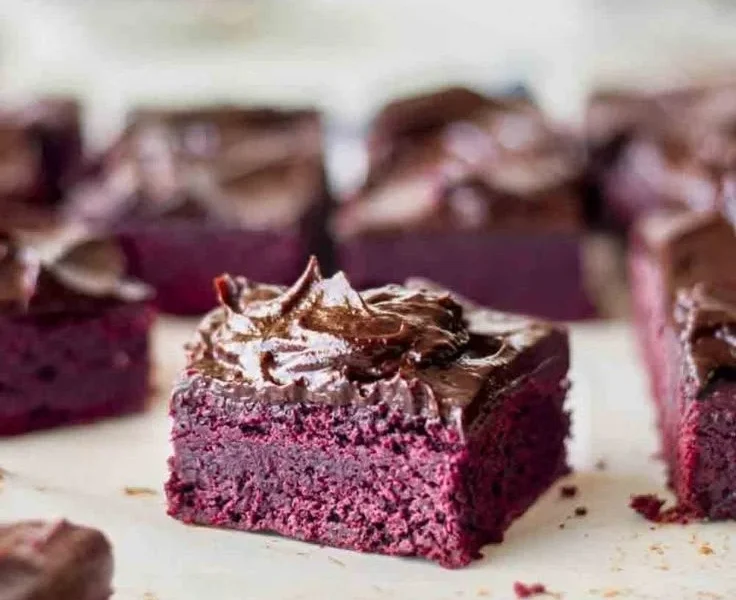 Veganische Rote-Bete-Brownies mit Schokoladen-Avocado-Glasur auf einem Teller