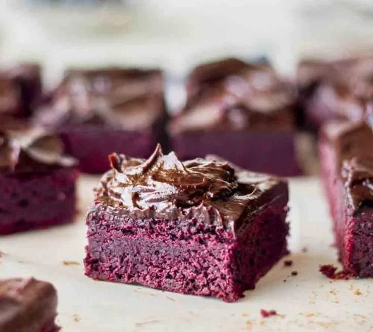 Veganische Rote-Bete-Brownies mit Schokoladen-Avocado-Glasur auf einem Teller