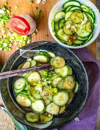 Cremiger asiatischer Gurkensalat mit frischen Zutaten und einzigartigem Dressing