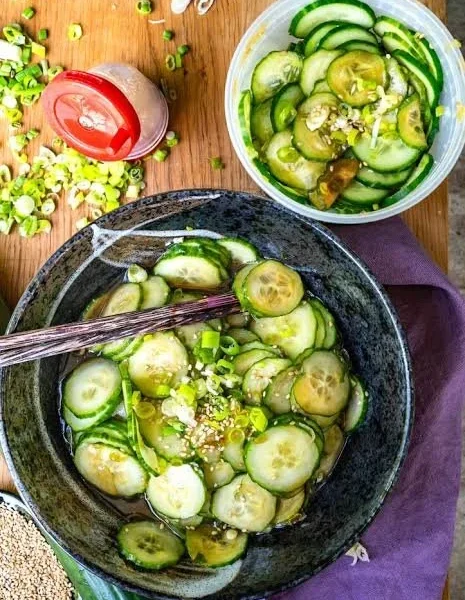 Cremiger asiatischer Gurkensalat mit frischen Zutaten und einzigartigem Dressing