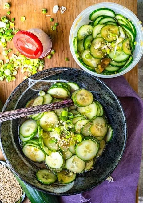 Cremiger asiatischer Gurkensalat mit frischen Zutaten und einzigartigem Dressing