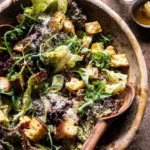 Zitronen-Parmesan-Sesam-Salat mit frischen Zutaten im Teller
