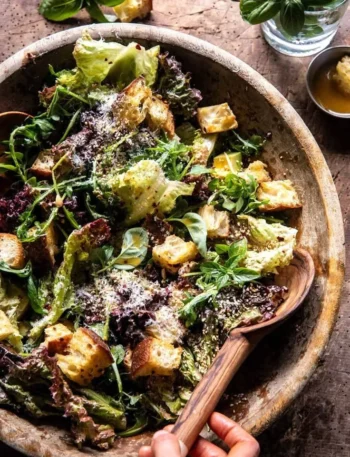Zitronen-Parmesan-Sesam-Salat mit frischen Zutaten im Teller