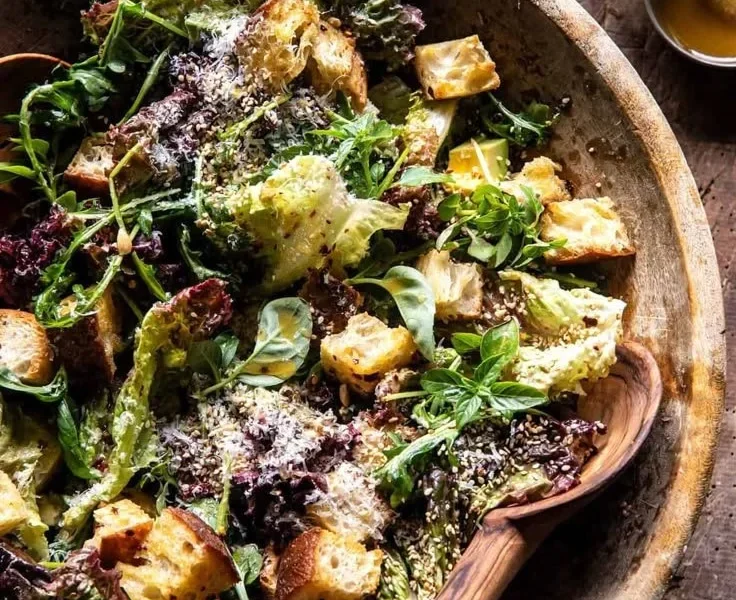 Zitronen-Parmesan-Sesam-Salat mit frischen Zutaten im Teller