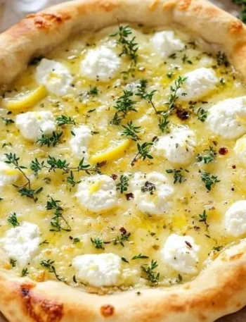 Zitronenpizza mit frischem Zitronenbelag auf knusprigem Teig