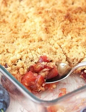 Schmackhaftes Zwetschgen Crumble mit knuspriger Streuseldecke