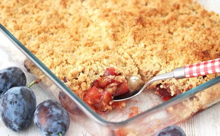 Schmackhaftes Zwetschgen Crumble mit knuspriger Streuseldecke