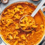 Aloo Gobi Gericht mit Kartoffeln und Blumenkohl auf einem Teller