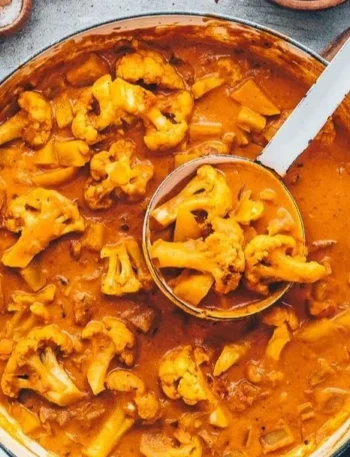 Aloo Gobi Gericht mit Kartoffeln und Blumenkohl auf einem Teller