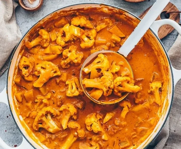 Aloo Gobi Gericht mit Kartoffeln und Blumenkohl auf einem Teller