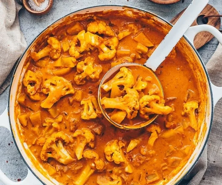 Aloo Gobi Gericht mit Kartoffeln und Blumenkohl auf einem Teller