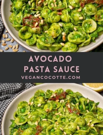 Cremige Avocado Pasta Sauce in einer Schale, garniert mit frischen Kräutern.
