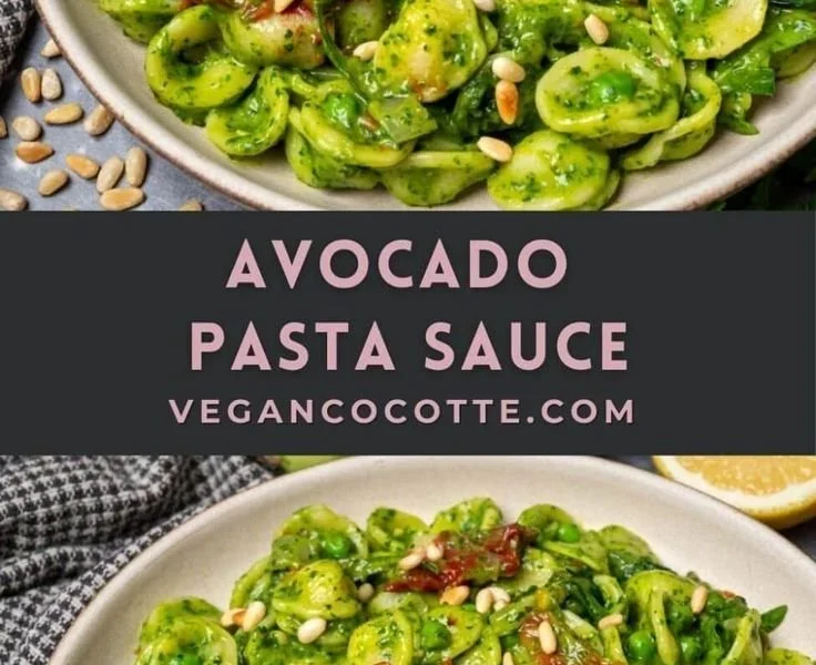 Cremige Avocado Pasta Sauce in einer Schale, garniert mit frischen Kräutern.