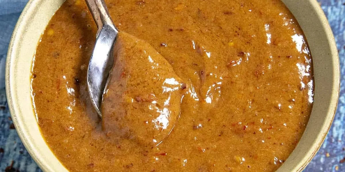 Schüssel mit Thai Peanut Sauce für leckere Gerichte