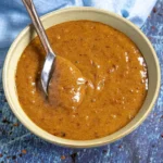 Schüssel mit Thai Peanut Sauce für leckere Gerichte