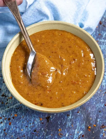 Schüssel mit Thai Peanut Sauce für leckere Gerichte
