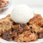 Carrot Cake Cobbler mit Karamell-Pekannuss-Füllung auf einem Teller