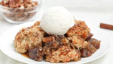 Carrot Cake Cobbler mit Karamell-Pekannuss-Füllung auf einem Teller