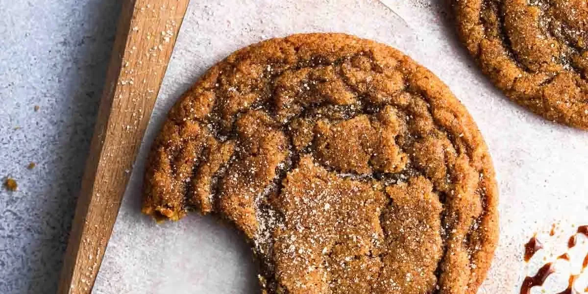 Chewy Pumpkin Spice Molasses Cookies auf einem Holzbrett