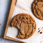 Chewy Pumpkin Spice Molasses Cookies auf einem Holzbrett