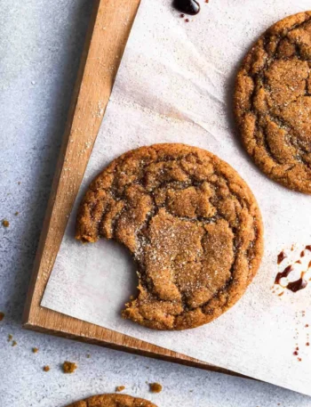 Chewy Pumpkin Spice Molasses Cookies auf einem Holzbrett