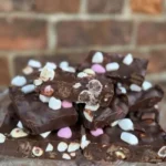 Chickee Egg Rocky Road Dessert mit Schokolade, Nüssen und Marshmallows