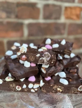Chickee Egg Rocky Road Dessert mit Schokolade, Nüssen und Marshmallows