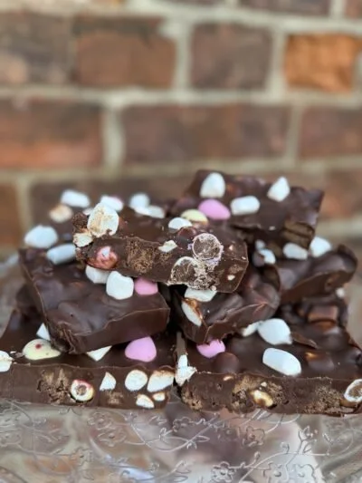 Chickee Egg Rocky Road Dessert mit Schokolade, Nüssen und Marshmallows