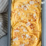 Chili-Limetten-Mango-Sorbet in einer Schüssel, dekoriert mit Limettenscheiben und Minze