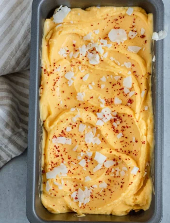 Chili-Limetten-Mango-Sorbet in einer Schüssel, dekoriert mit Limettenscheiben und Minze