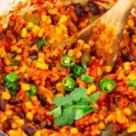 Veganes Chili sin Carne mit Bohnen und Gemüse auf einem Teller serviert