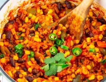 Veganes Chili sin Carne mit Bohnen und Gemüse auf einem Teller serviert