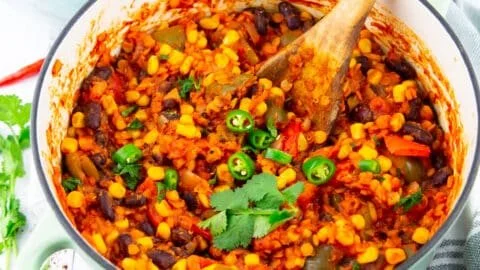 Veganes Chili sin Carne mit Bohnen und Gemüse auf einem Teller serviert