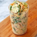 Cremiger asiatischer Gurkensalat in einer Schüssel mit frischen Zutaten