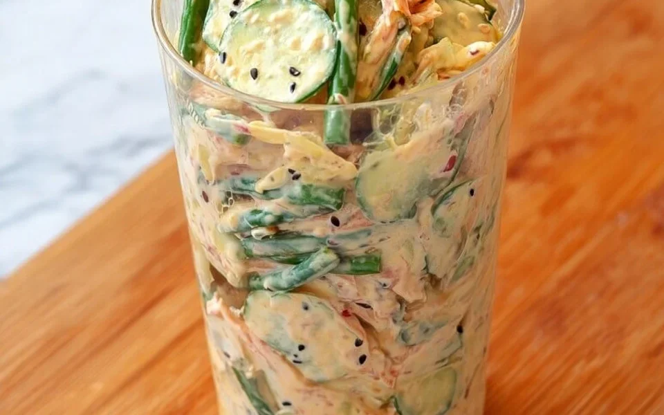 Cremiger asiatischer Gurkensalat in einer Schüssel mit frischen Zutaten