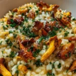 Schüssel mit cremiger Pfifferlingsuppe, garniert mit frischen Kräutern