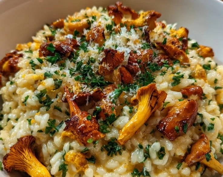 Schüssel mit cremiger Pfifferlingsuppe, garniert mit frischen Kräutern