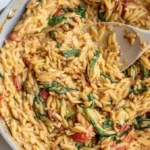 Cremige Tomaten-Orzo mit knusprigen Tofu-Panels auf einem Teller