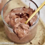 Cremige vegane Mousse au Chocolat auf einem dekorativen Teller