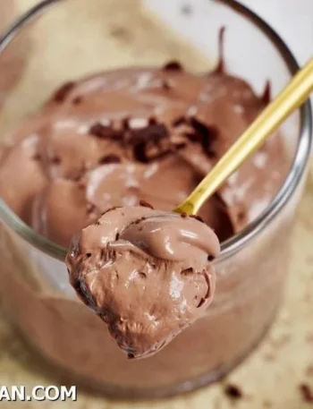 Cremige vegane Mousse au Chocolat auf einem dekorativen Teller