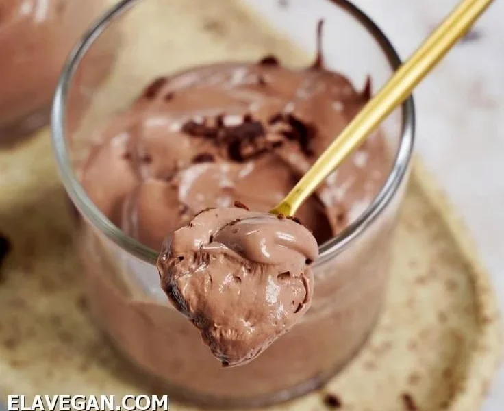 Cremige vegane Mousse au Chocolat auf einem dekorativen Teller