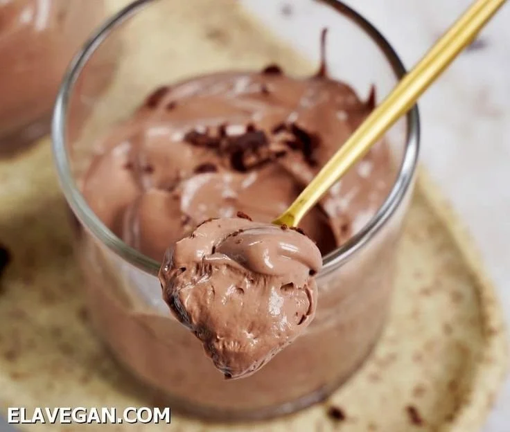 Cremige vegane Mousse au Chocolat auf einem dekorativen Teller