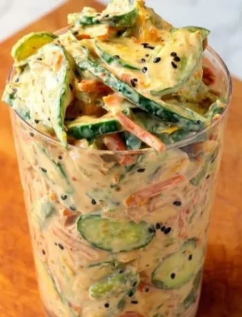 Cremiger asiatischer Gurkensalat auf einem Teller, perfekt für Sommergerichte