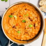 Cremiger veganer Tomaten-Weißbohnen-Eintopf in einer Schüssel