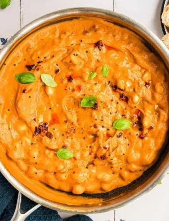 Cremiger veganer Tomaten-Weißbohnen-Eintopf in einer Schüssel