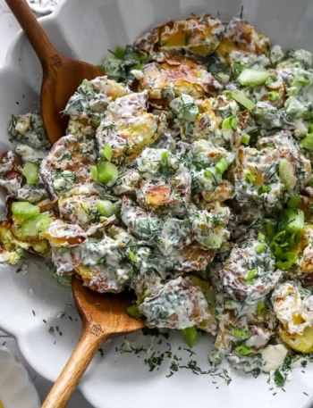 Crispy Smashed Potato Salad mit knusprigen Kartoffeln und frischen Zutaten
