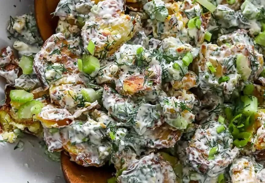 Crispy Smashed Potato Salad mit knusprigen Kartoffeln und frischen Zutaten