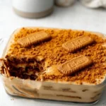Veganes Biscoff Tiramisu auf einem Teller serviert